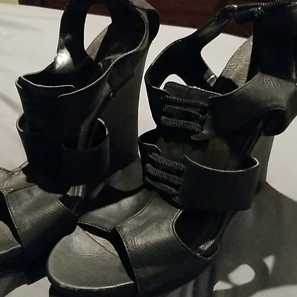 Black wedges